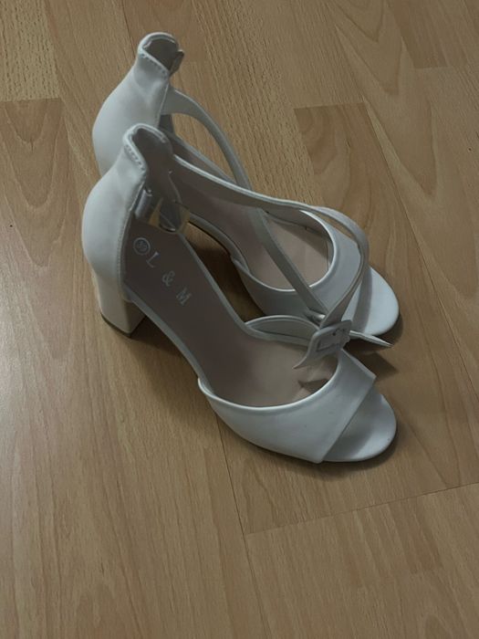 Білі босоніжки на каблуку