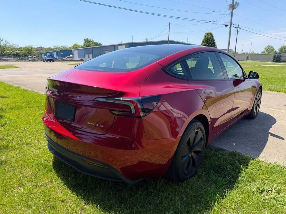 Tesla Model 3 Long Range      2025