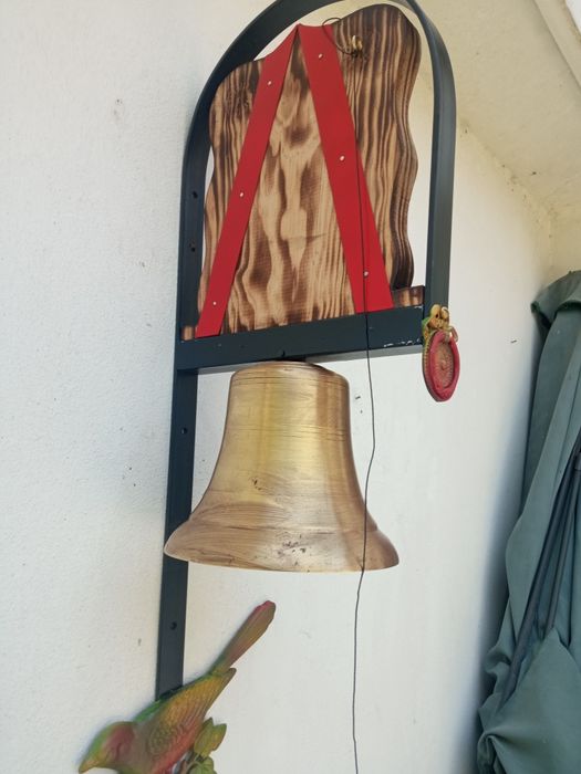 Bonito e grande sino de e para quinta.