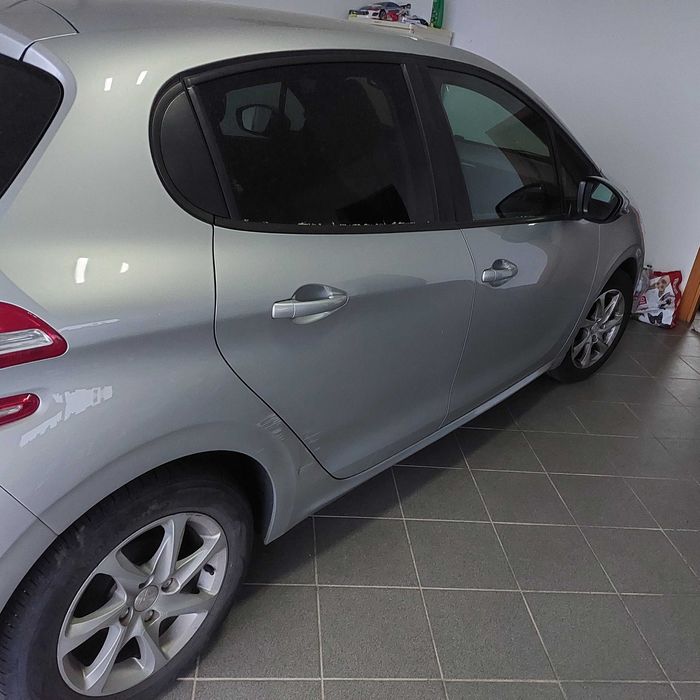 Peugeot 208 em bom estado