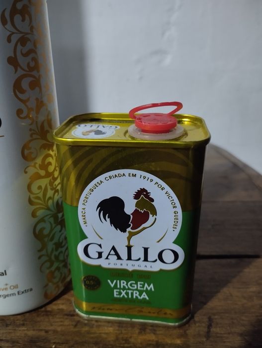 Conjunto de latas de azeite