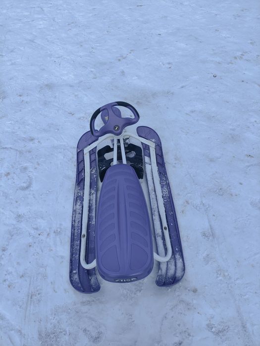 Санки на лыжах с тормозами и рулём.