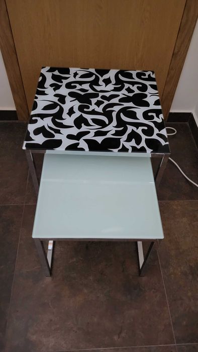 Conjunto mesas e estante.