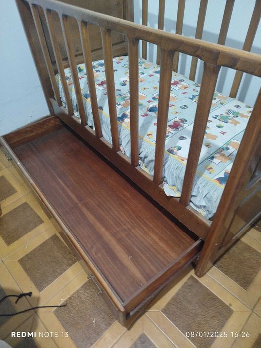 Cama de criança em madeira de castanho