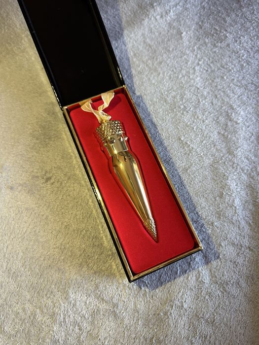 Batom Christian Louboutin novo