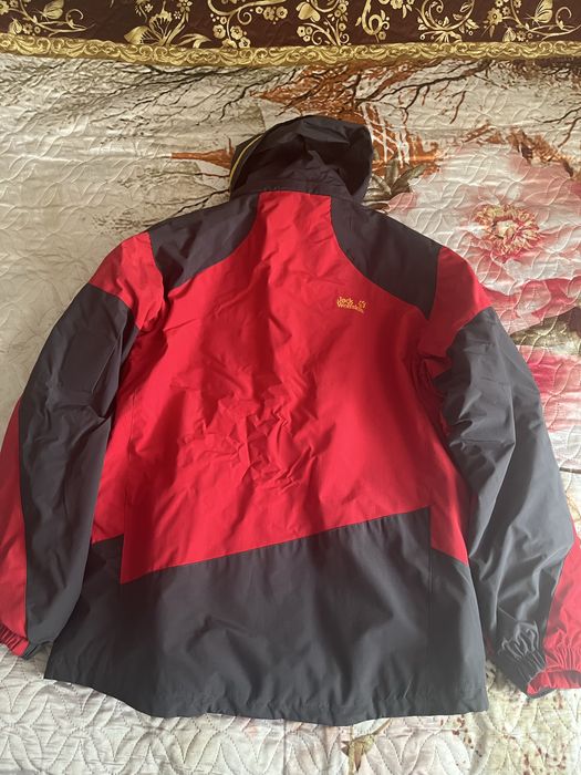 Зимова гірськолижна червона куртка Jack Wolfskin