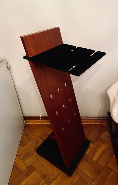 Stojak na wino i kieliszki