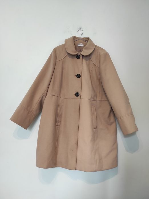 Beżowy wiosenny płaszczyk