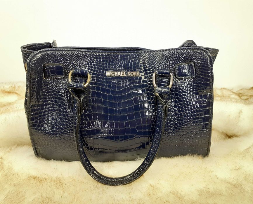 Elegancka Torebka Michael Kors – Granatowy Kuferek, Wzór Krokodyl