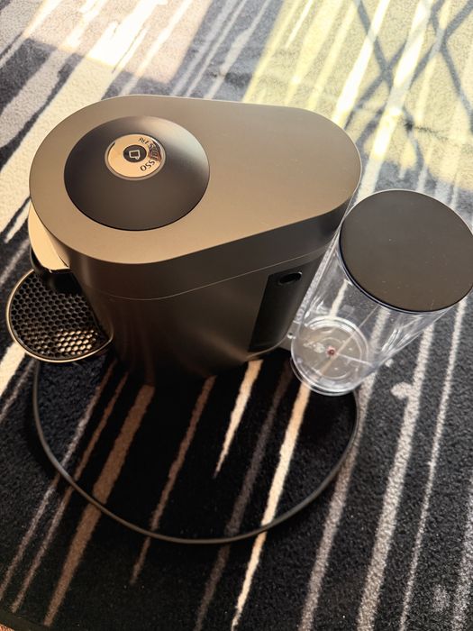 Máquina de Café Nespresso Vertuo Plus GDB2