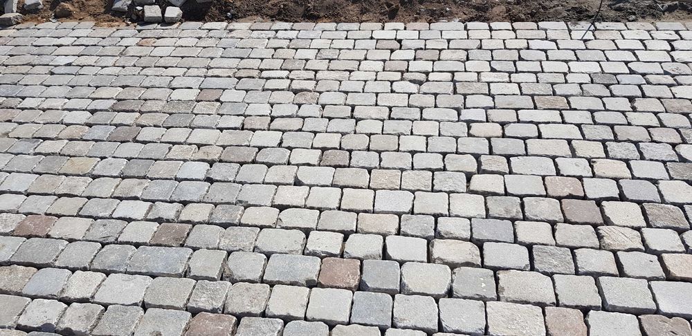 starobruk granitowy wyślizgany historyczny kostka brukowiec kamień pol