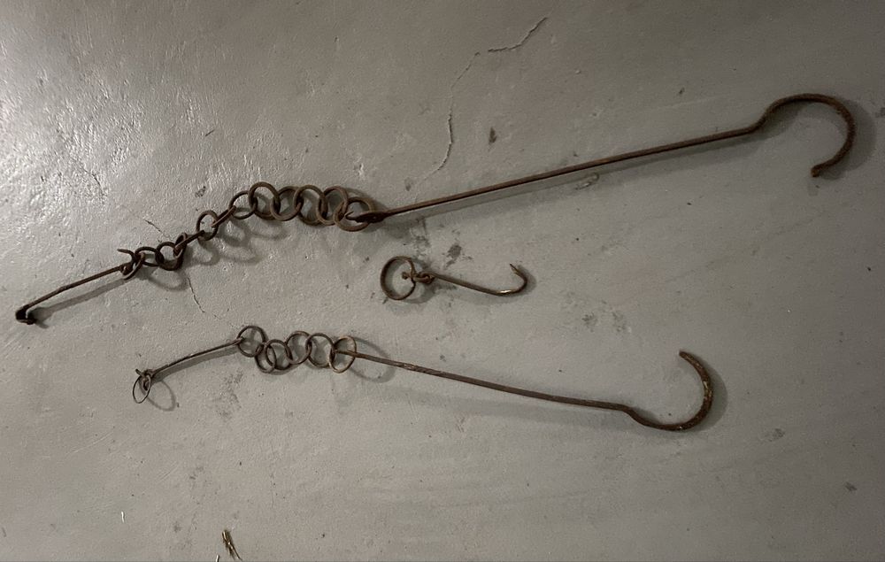 Conjunto antigo de correntes e ganchos de lareira grande