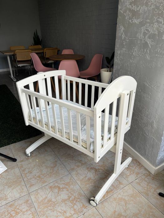 baby crib for newborns (0–6 months)