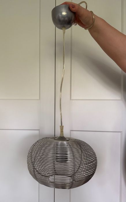 Designerska lampa wisząca – metalowa, srebrna, loft