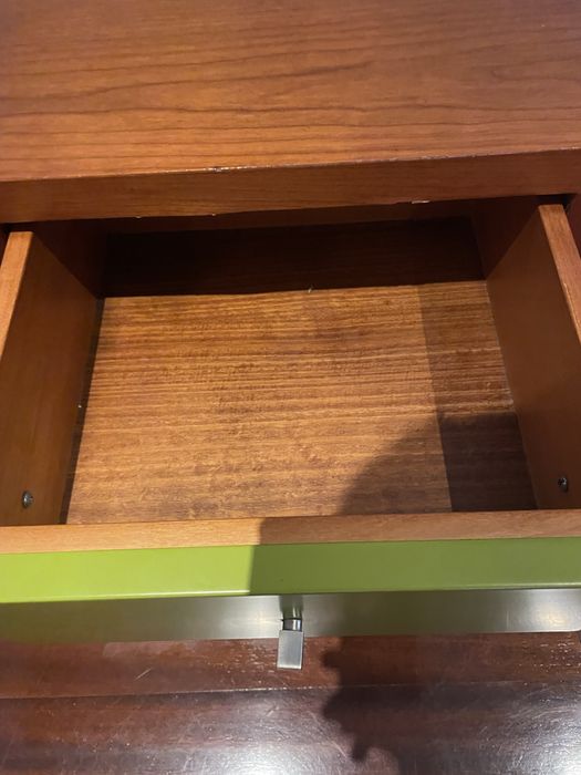 Mesa de cabeceira com gavetas