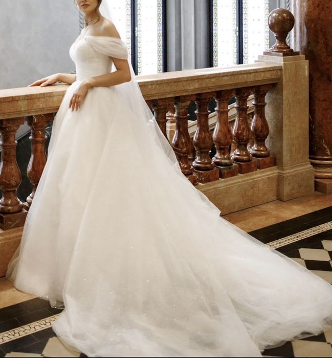 Розкішна весільна сукня + кільце підʼюпник у подарунок.