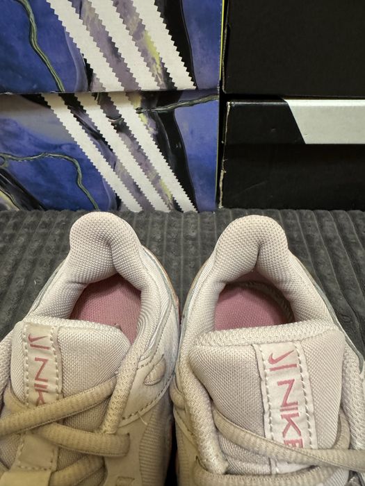 Кросівки жіночі Nike Legend Essential 2 39(25см) оригінал