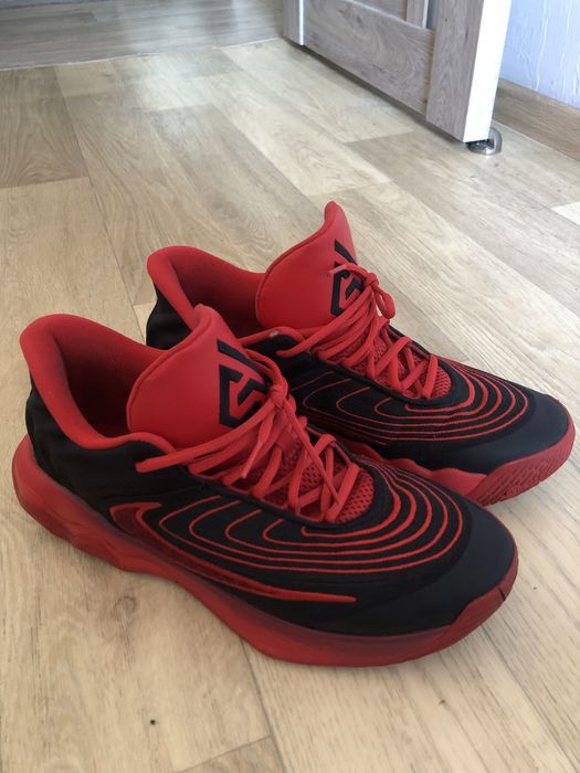 Nike Giannis Immortality 4 в черно-красной расцветке