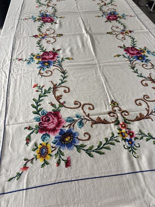 Toalha de mesa bordada a ponto cruz manual 247x163