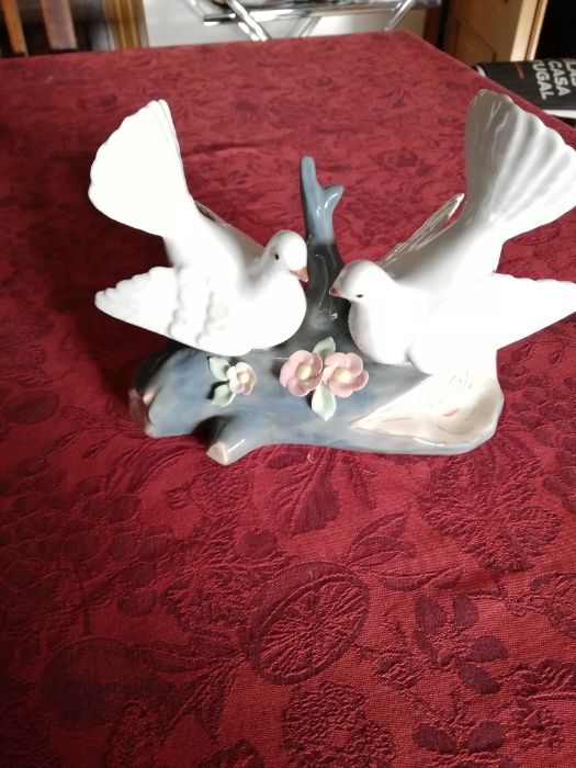 Estatueta das pombinhas