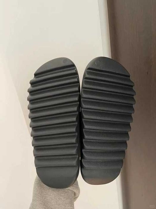 Yeezy_Slide_onyx_Czarny 37