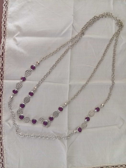 Colar com aros de metal e aplicações em prateado e pedras facetadas