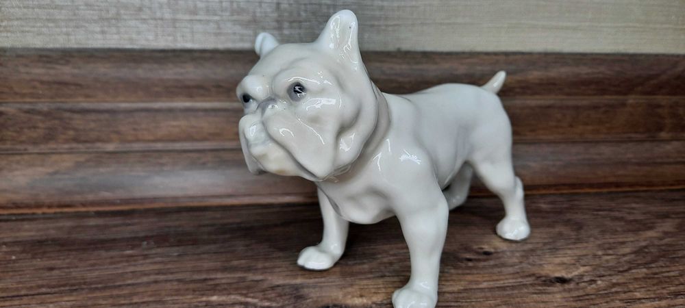 Статуэтка " Бульдог " Plaue Schierholz Германия.