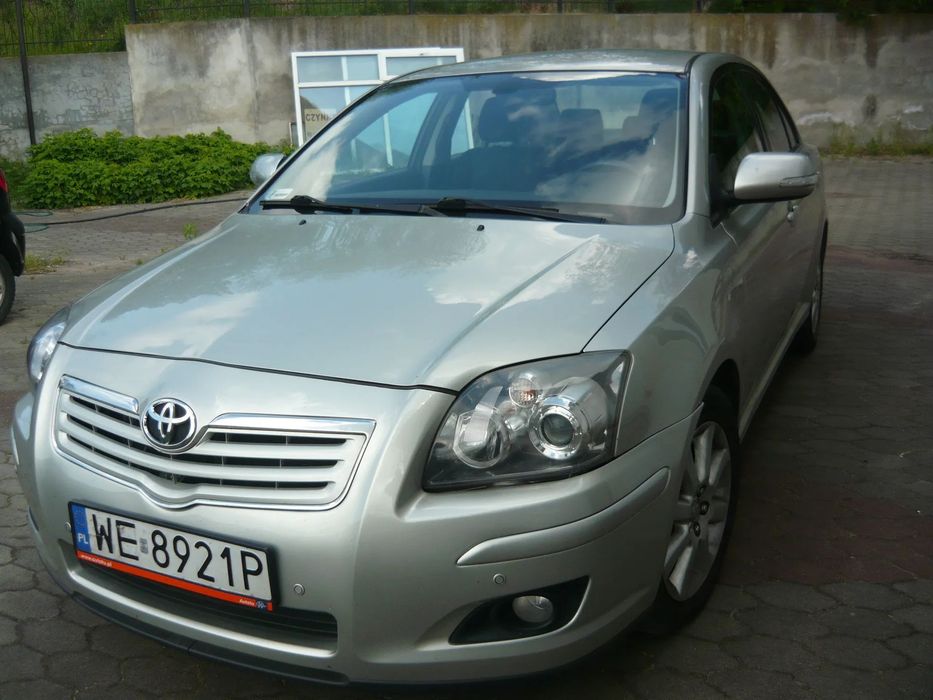 Toyota Avensis Zakupiony w salonie w Polsce. Mnie się jeździ nią super.