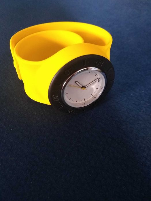 zegarek na rękę na silikonowym  żółtym pasku