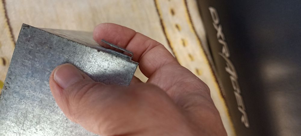 Кормушка  металлическая для перепелов для птиц