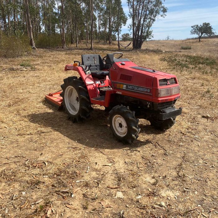 Trator Mitsubishi MT16 4x4 com alfaias