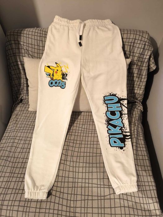 spodnie dresowe r. 158/165 pikachu