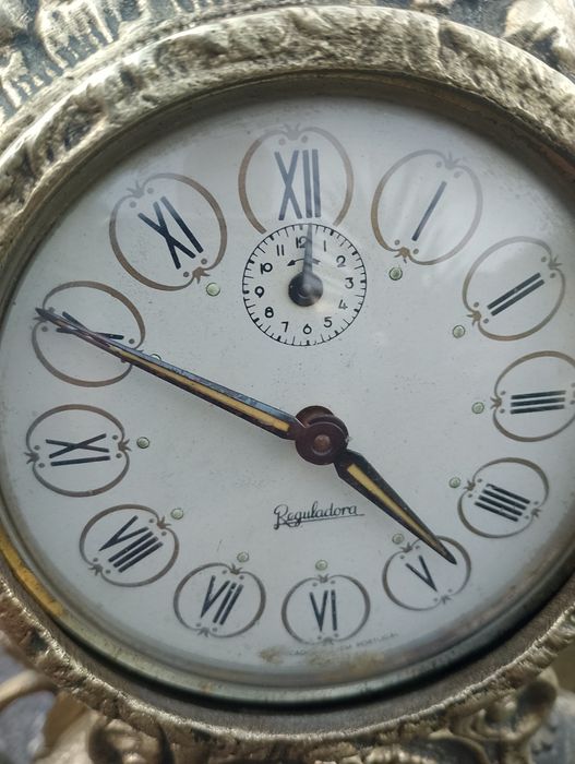 Estatueta de mesa com relógio Reguladora