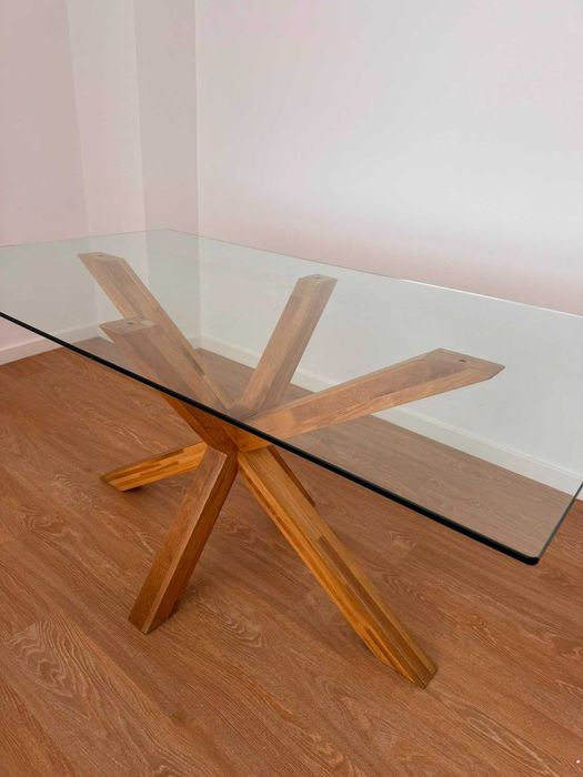 Mesa com tampo em vidro