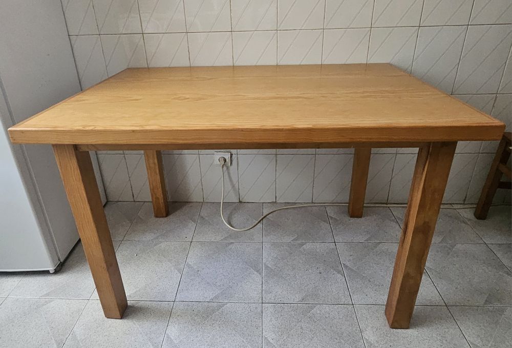 Vendo mesa de madeira de pinho