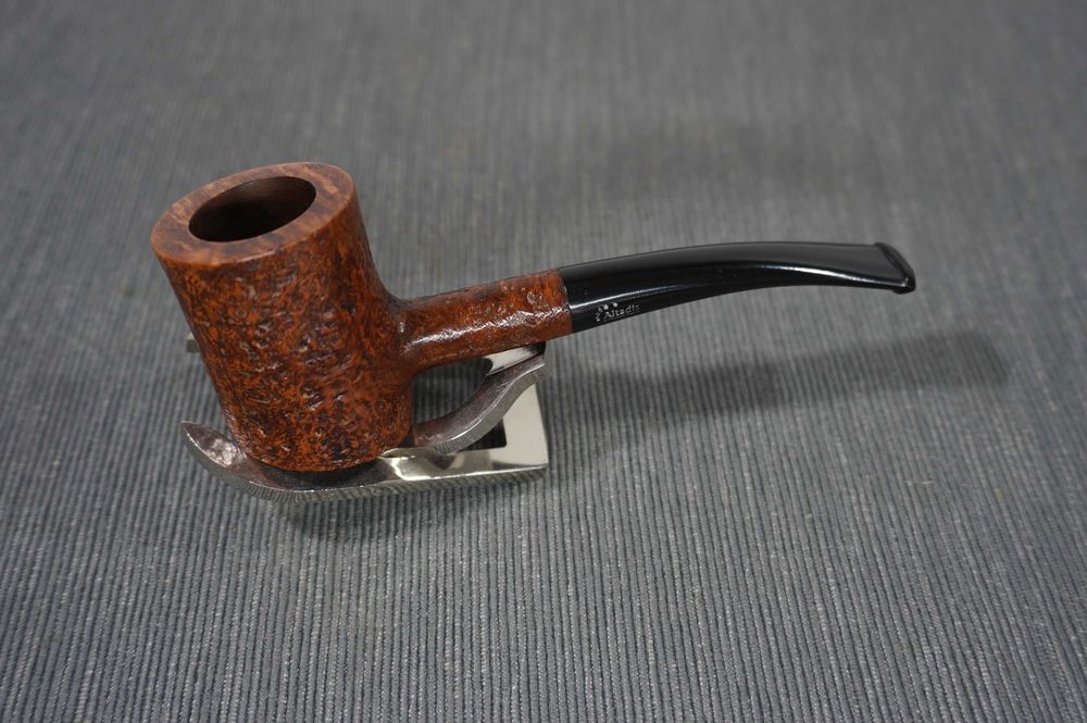 Bonito cachimbo em urze da marca Altadis, nunca usado (França)