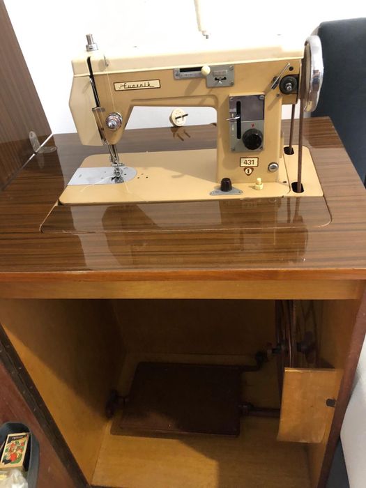 Maszyna do szycia Łucznik 431 – PRL, szafka