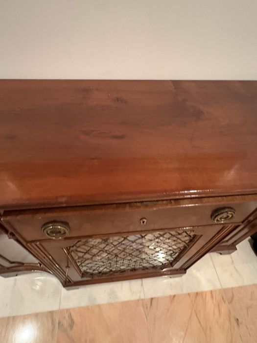 Credencia em excelente estaco.