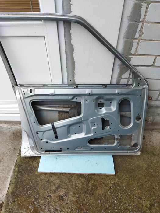 Двері до автомобіля ваз 2115.