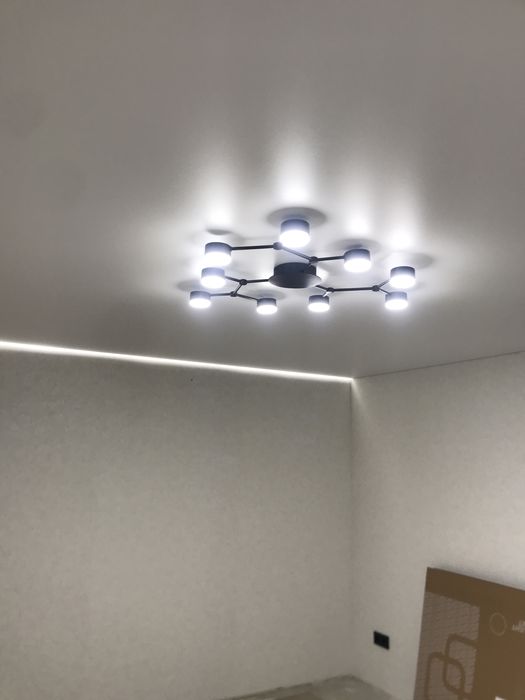 Натяжні стелі, треки, лед підсвітки, карнизи