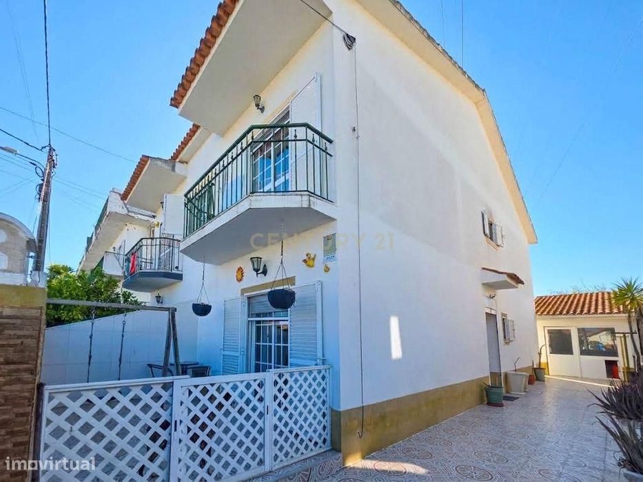 Moradia geminada 4 assoalhadas com garagem e churrasqueira – Excelente