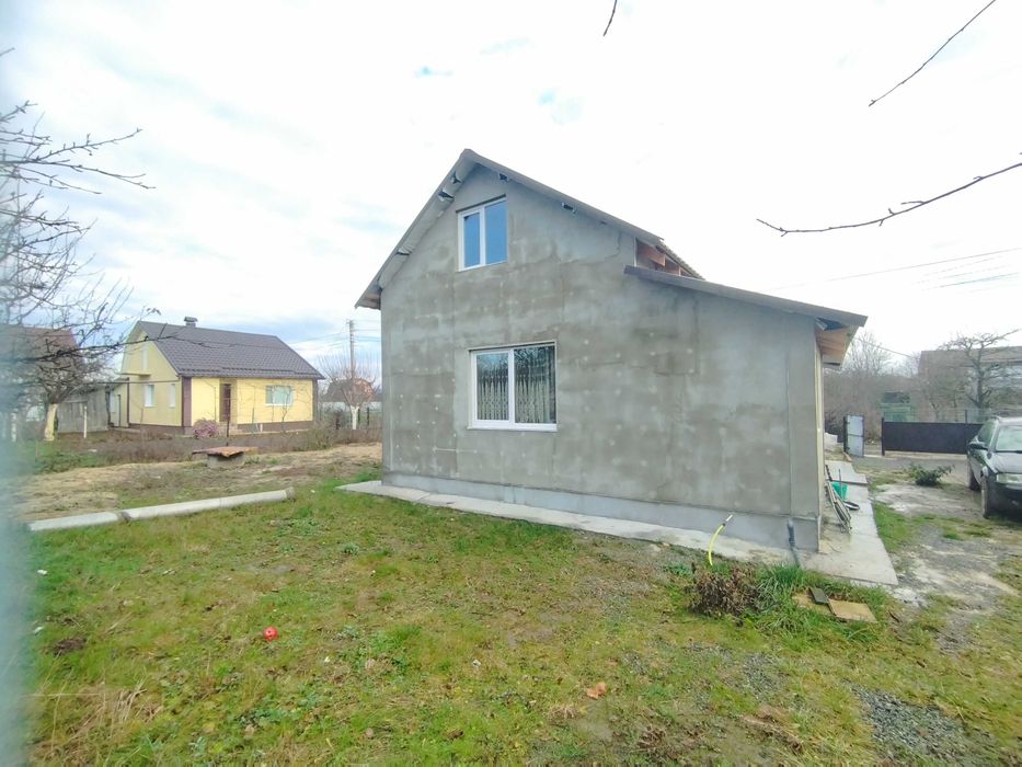 Продаж будинку біля магазину Сім'я