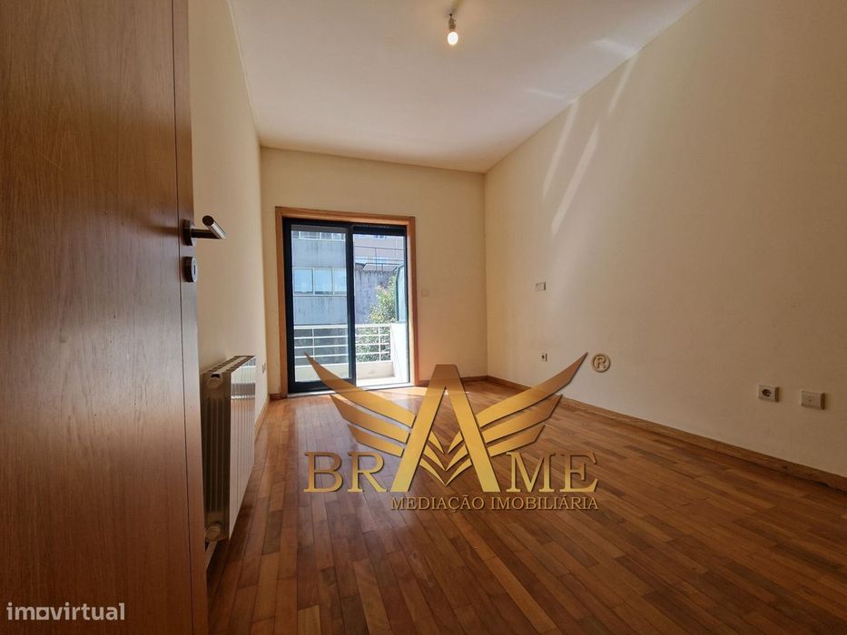 Apartamento T2 Com Lugar De Garagem | Rua Da Constituição - Porto