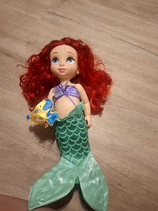 Boneca Ariel da Disney grande com Linguado