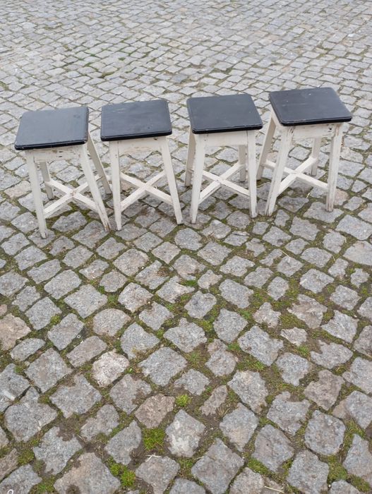 Vendo estes bancos muito bonito bom estado