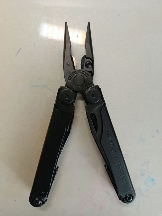 Мультитул Leatherman Surge