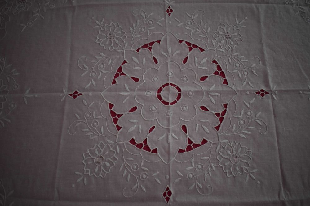 Toalha bordada [+/- 85 cm]