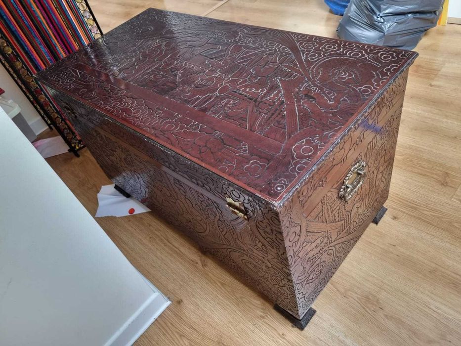 Arca/Baú Chinês Antigo em Madeira Entalhada - Cenas Orientais