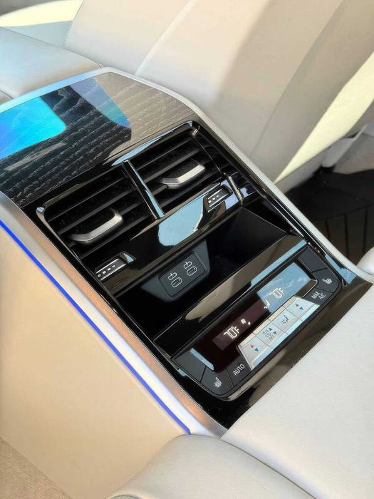 BMW M8 Competition      2022