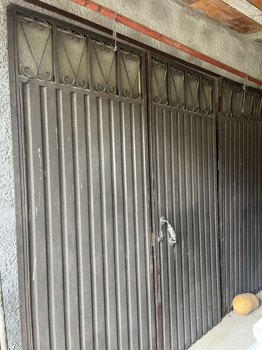 Portao com e calha em bom estado